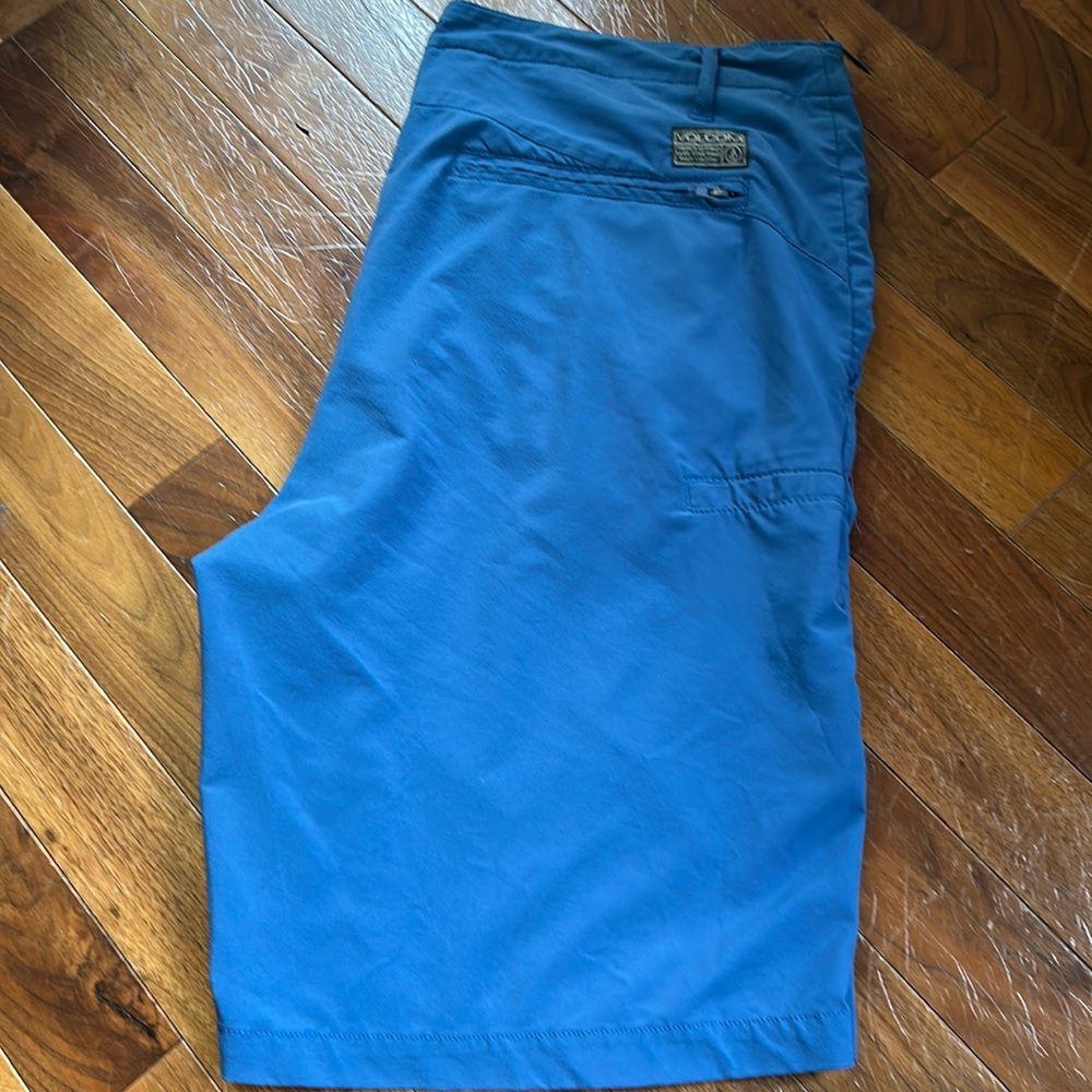 Blue volcom dual shorts size 34 ( hybrid )